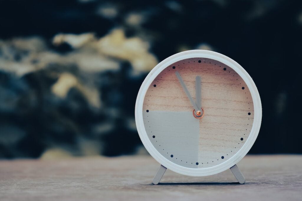 Różnica między zwłoką a opóźnieniem